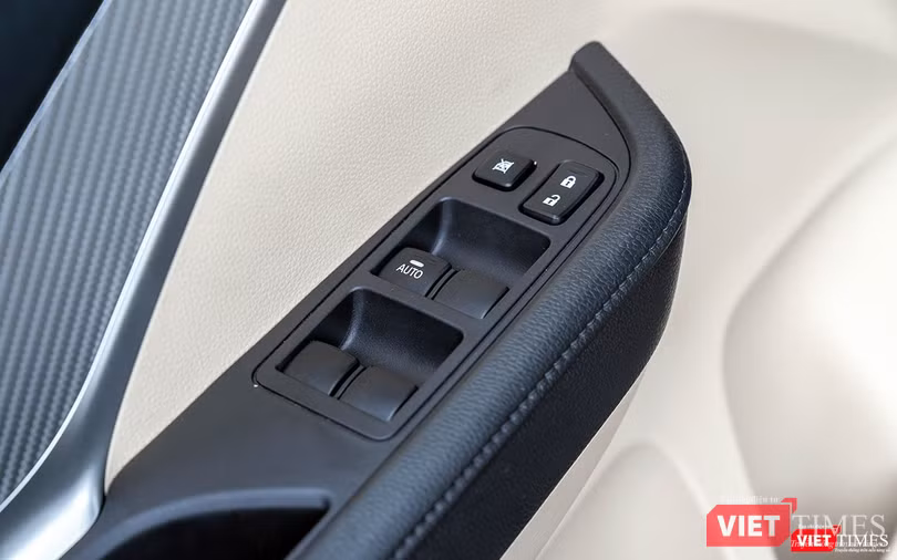 Cửa kính nâng hạ tự động cho vị trí lái.