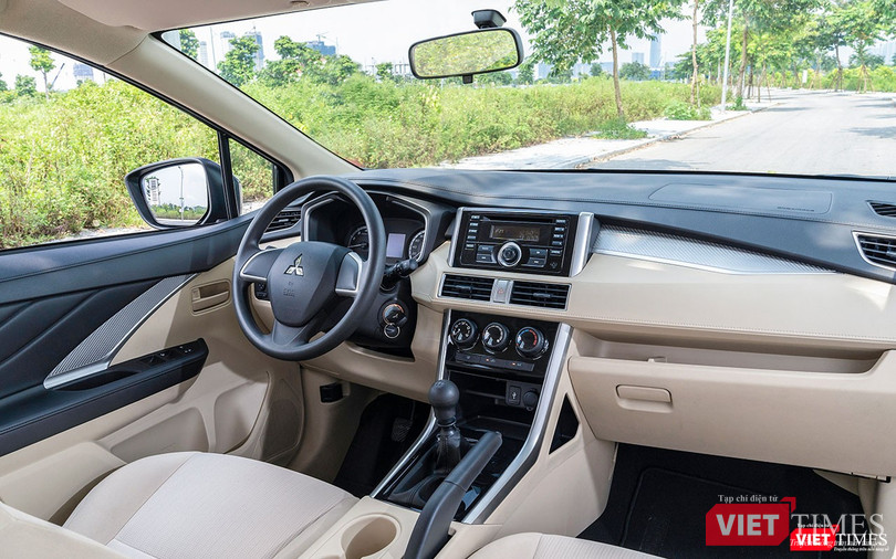 Tổng thế khoang lái của Mitsubishi Xpander phiên bản số sàn dù sử dụng chủ yếu bằng nhựa cứng và chất liệu nỉ nhưng không hề tạo cảm giác rẻ tiền.