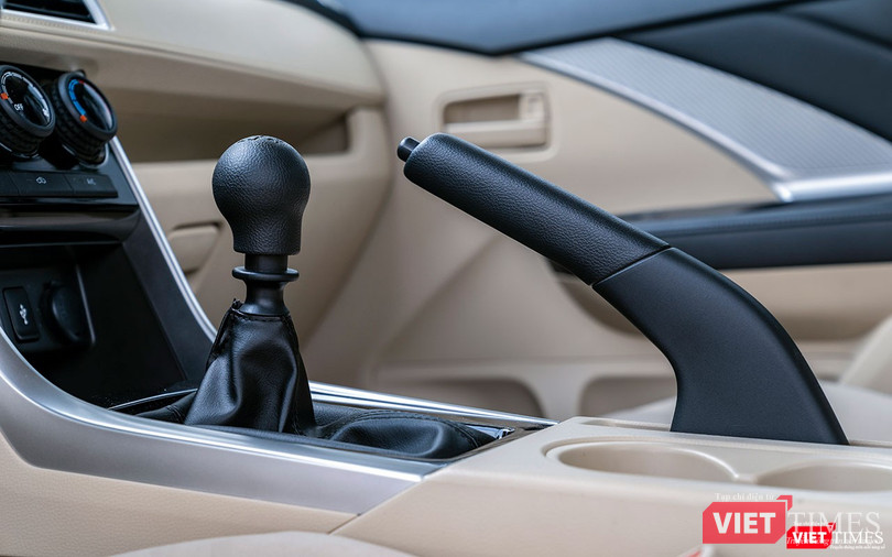 Cần phanh tay quá to so với thiết kế tổng thể nội thất