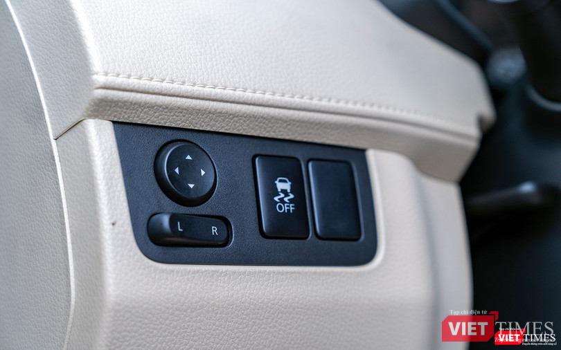 Gương chỉnh điện nhưng chỉ có gập tay trên bản số sàn.