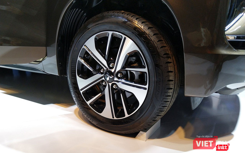 La-zăng có thiết kế phay bóng 5 chấu kép thể thao nhưng kích thước bản số sàn sẽ chỉ có 16 inch.