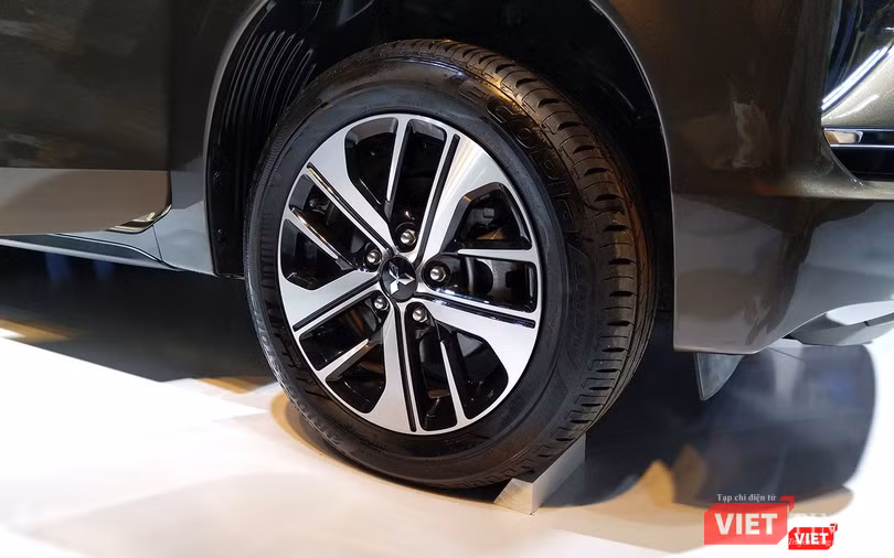 La-zăng có thiết kế phay bóng 5 chấu kép thể thao nhưng kích thước bản số sàn sẽ chỉ có 16 inch.