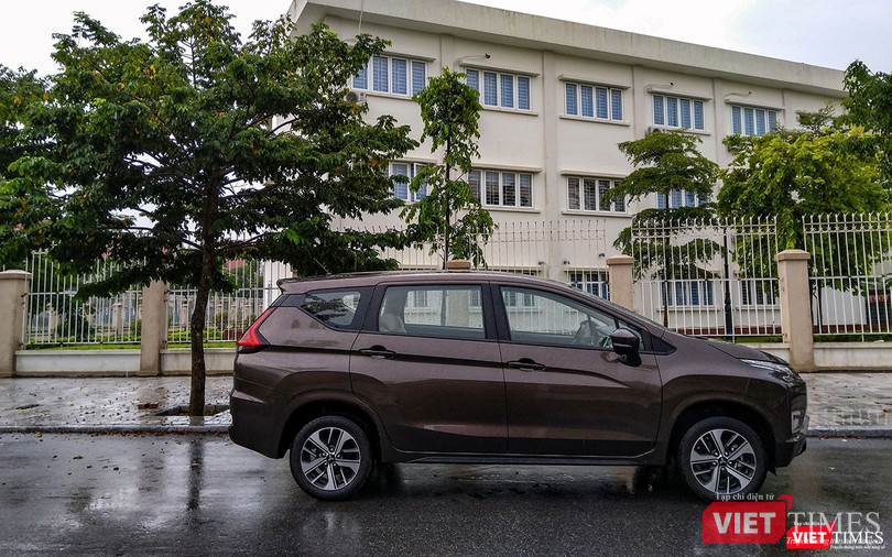 Thiết kế trụ D được sơn đen tạo hiệu ứng trần xe nổi, giúp Xpander trở nên hiện đại hơn.