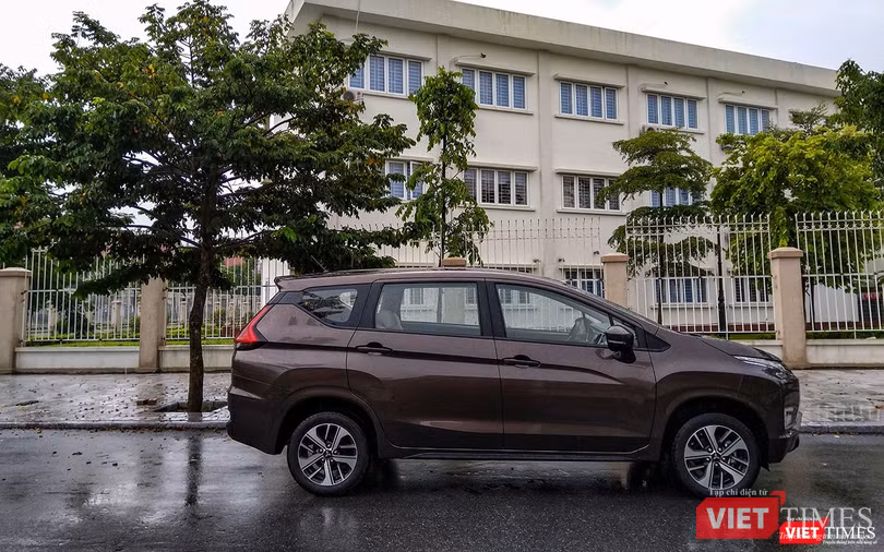 Thiết kế trụ D được sơn đen tạo hiệu ứng trần xe nổi, giúp Xpander trở nên hiện đại hơn.