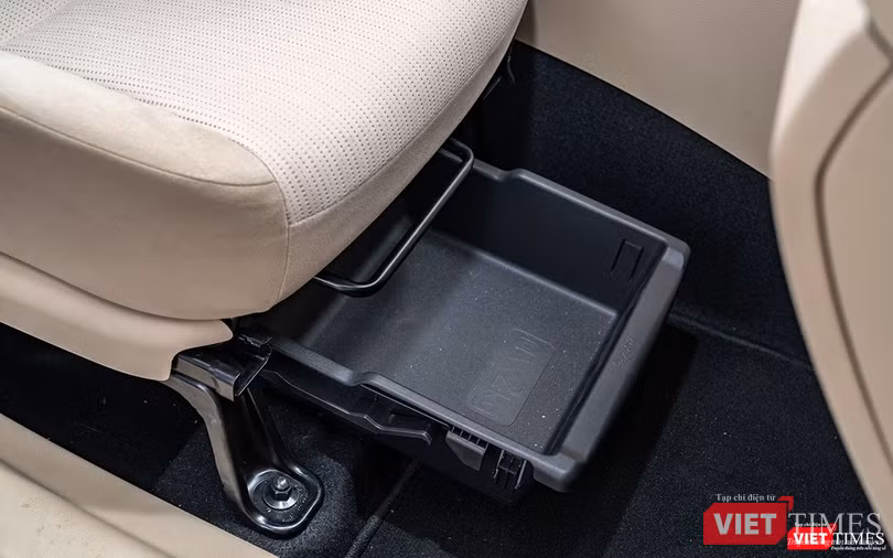 Phía dưới ghế ngồi phụ phía trước có thêm ngăn đừng giày dép