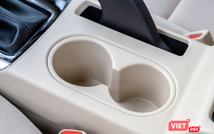 Giá đề cốc ở trung tâm hàng ghế trước nhưng nếu để các chai nước 0,5L thì đôi khi nó làm vướng thao tác chuyển số.