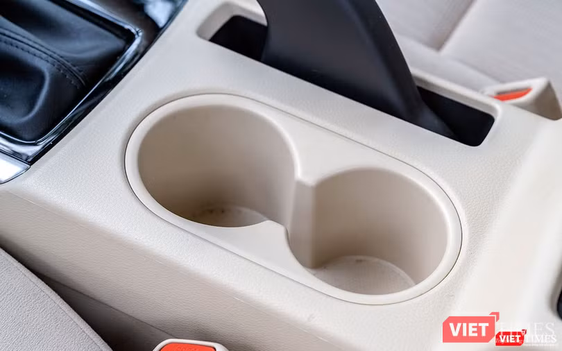 Giá đề cốc ở trung tâm hàng ghế trước nhưng nếu để các chai nước 0,5L thì đôi khi nó làm vướng thao tác chuyển số.