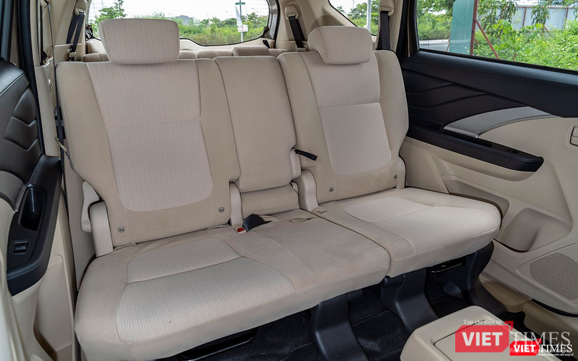 Tựa lưng của hàng ghế thứ 2 có bệ tỳ tay nhưng không thiết kế vj trí để cốc trên đó.