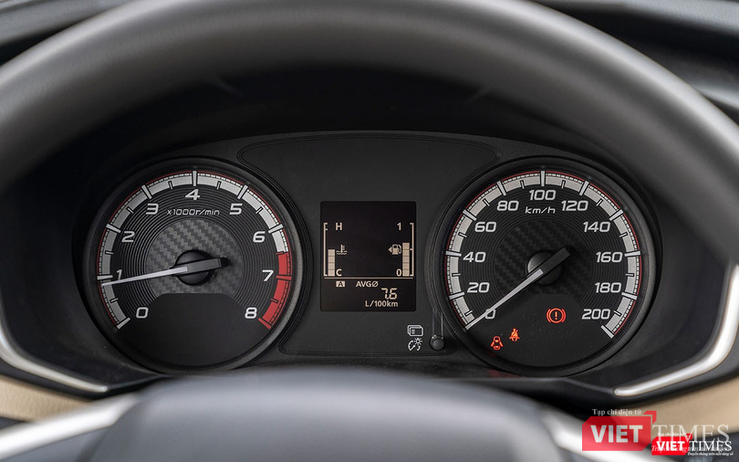 Cụm đồng hồ với màn hình hiển thị đa thông tin đơn sắc.