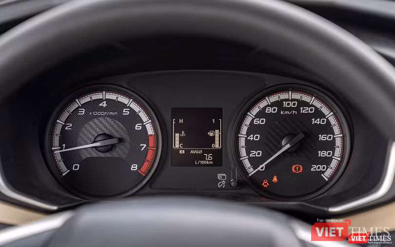 Cụm đồng hồ với màn hình hiển thị đa thông tin đơn sắc.