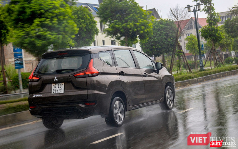 Trên đường nhựa bằng phẳng, Mitsubishi Xpander tỏ ra êm ái, thoải mái nhưng với đường mấp mô, thân xe bị rung lắc do hệ thống treo hơi mềm.
