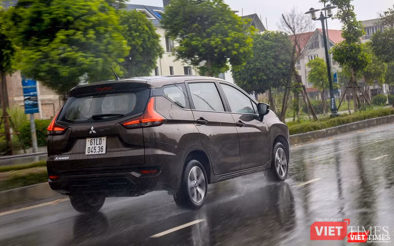 Trên đường nhựa bằng phẳng, Mitsubishi Xpander tỏ ra êm ái, thoải mái nhưng với đường mấp mô, thân xe bị rung lắc do hệ thống treo hơi mềm.