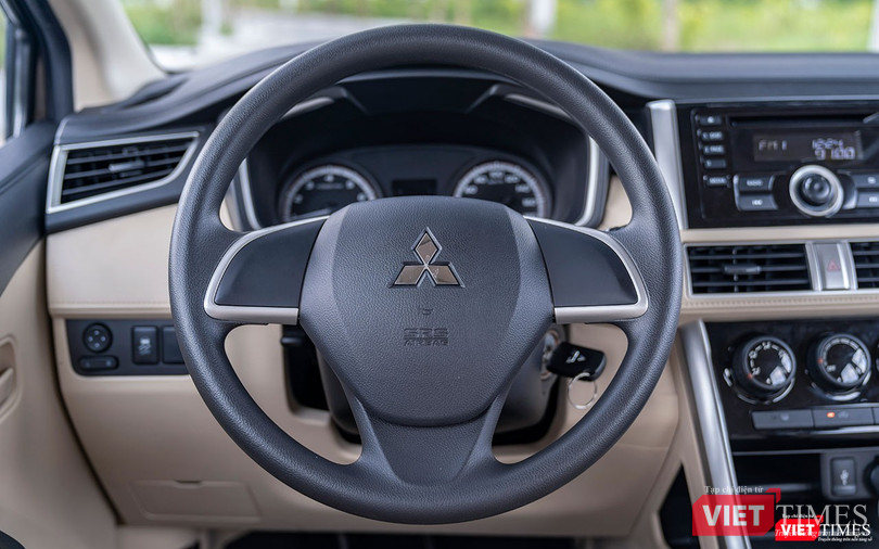 Vô lăng bọc nhựa không được tích hợp một nút bấm chức năng nào ngoài còi xe.