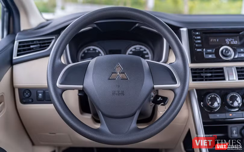 Vô lăng bọc nhựa không được tích hợp một nút bấm chức năng nào ngoài còi xe.