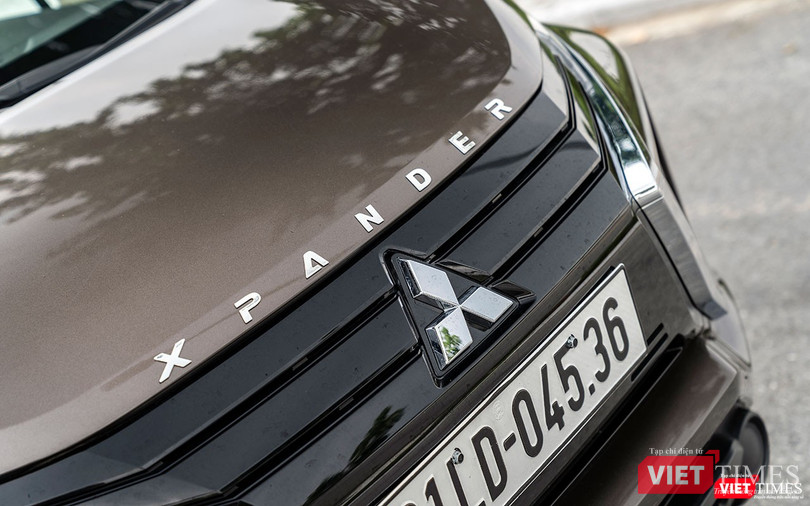 Lưới tản nhiệt trên bản số sàn sẽ chỉ có các thanh nan ốp nhựa đen bóng, dòng chữ Xpander nằm trong gọi phụ kiện tặng kèm.