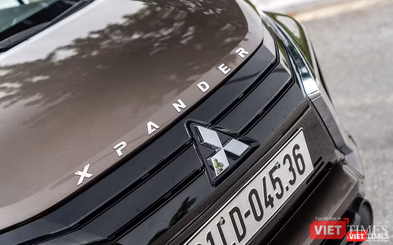 Lưới tản nhiệt trên bản số sàn sẽ chỉ có các thanh nan ốp nhựa đen bóng, dòng chữ Xpander nằm trong gọi phụ kiện tặng kèm.