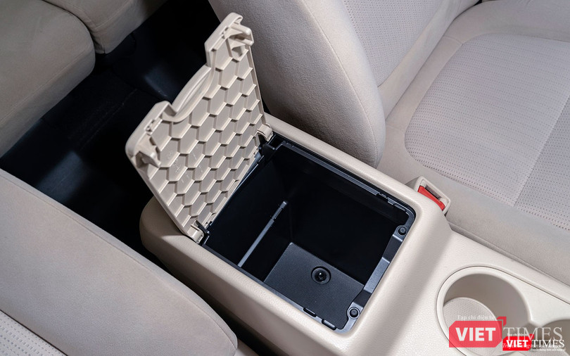 Hốc đựng đồ trung tâm hàng ghế trước cho phép chứa tới 4 chai nước, tuy nhiên nắp đậy trên bản số sàn có vẻ như không được chắc chắn.