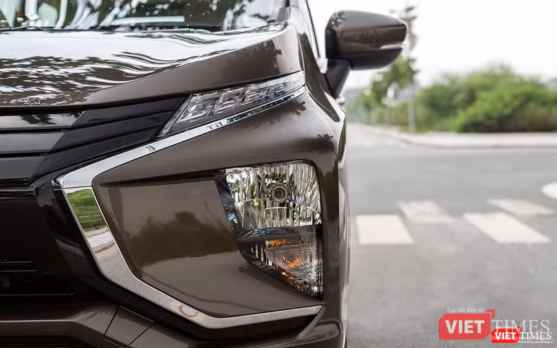 Dải LED chiếu sáng ngày tách biệt hẳn so với cụm đèn pha.