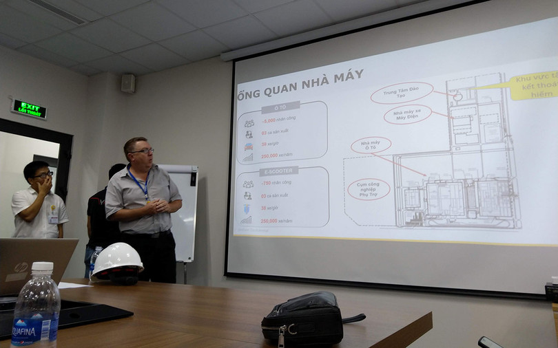 Ông Shaun Calvert – Phó Chủ tịch sản xuất tại VinFast giới thiệu với báo chí về tổng quan của tổ hợp sản xuất ô tô và xe máy điện VinFast.