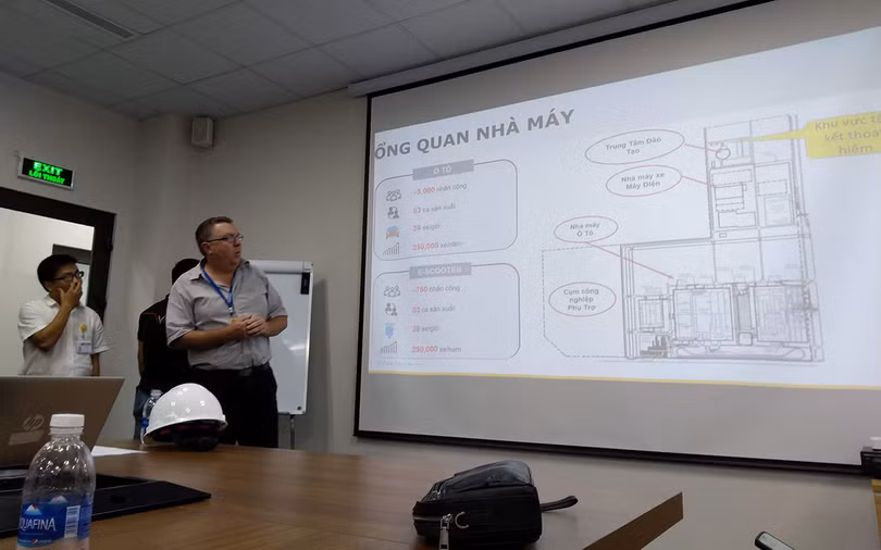 Ông Shaun Calvert – Phó Chủ tịch sản xuất tại VinFast giới thiệu với báo chí về tổng quan của tổ hợp sản xuất ô tô và xe máy điện VinFast. Ông Shaun Calvert – Phó Chủ tịch sản xuất tại VinFast giới thiệu với báo chí về tổng quan của tổ hợp sản xuất ô tô và xe máy điện VinFast.