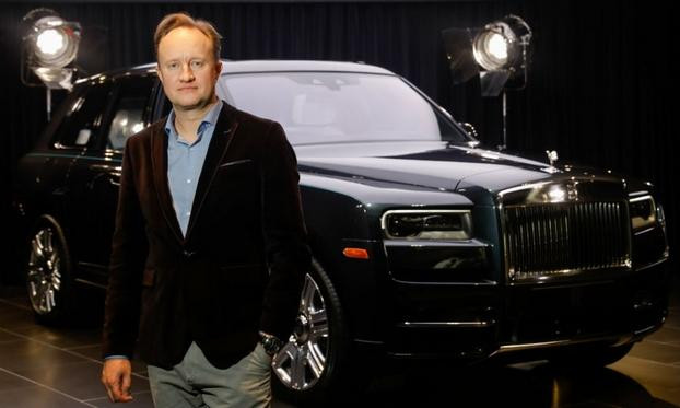 Giles Taylor bên cạnh chiếc Cullinan - chiếc SUV đầu tiên của thương hiệu Rolls-Royce. Giles Taylor bên cạnh chiếc Cullinan - chiếc SUV đầu tiên của thương hiệu Rolls-Royce.