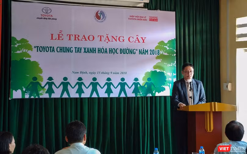 Ông Toru Kinoshita - TGĐ Toyota Việt Nam chia sẻ những hoạt động của chương trình "Toyota chung tay xanh hóa học đường" đã thực hiện trong năm 2017.