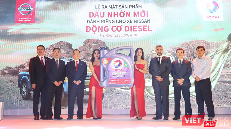 Đại diện Nissan Việt Nam và Total Việt Nam giới thiệu sản phẩm dầu nhớt mới dành cho động cơ Diesel của xe Nissan.