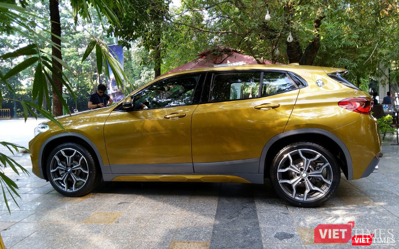 Không giống như “đàn anh” X4 và X6 theo thiên hướng Coupe, BMW X2 vẫn giữ nguyên phong cách Crossover nhưng được thiết kế để tạo nên một dáng vẻ năng động, thanh lịch và thể thao hơn. Kích thước tổng thể của X2 lần lượt là 4.373 x 1.824 x 1.526 mm. Nó cũng ngắn hơn người em X1 dù có cùng chiều dài cơ sở 2.670 mm.