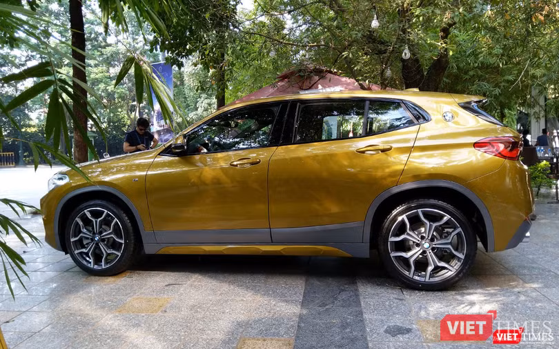 Không giống như “đàn anh” X4 và X6 theo thiên hướng Coupe, BMW X2 vẫn giữ nguyên phong cách Crossover nhưng được thiết kế để tạo nên một dáng vẻ năng động, thanh lịch và thể thao hơn. Kích thước tổng thể của X2 lần lượt là 4.373 x 1.824 x 1.526 mm. Nó cũng ngắn hơn người em X1 dù có cùng chiều dài cơ sở 2.670 mm.