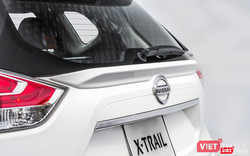 Cánh gió ốp trên cửa sau