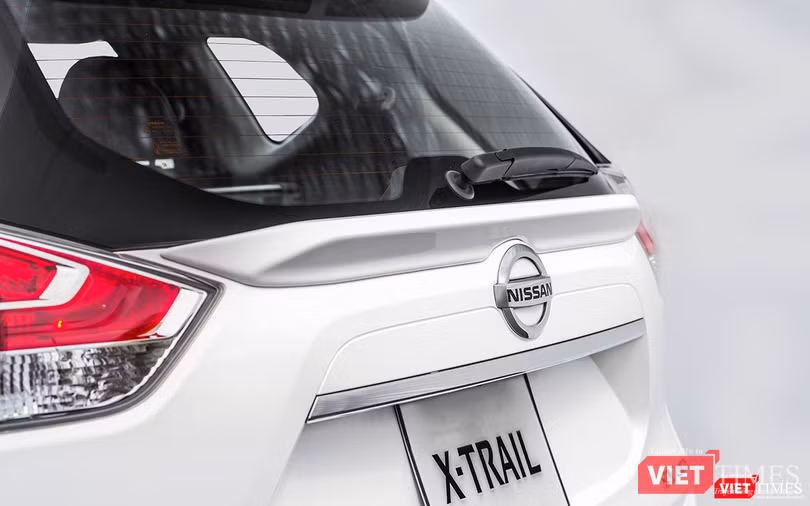 Cánh gió ốp trên cửa sau