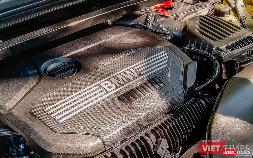 BMW X2 được trang bị động cơ 2.0L Twin Power Turbo công suất 192 mã lực, mô-men xoắn 280 Nm đi kèm hộp số ly hợp kép 7 cấp Steptronic, giúp chiếc xe tăng tốc từ 0-100 km/h trong 7,7 giây, đạt vận tốc tối đa 227 km/h.