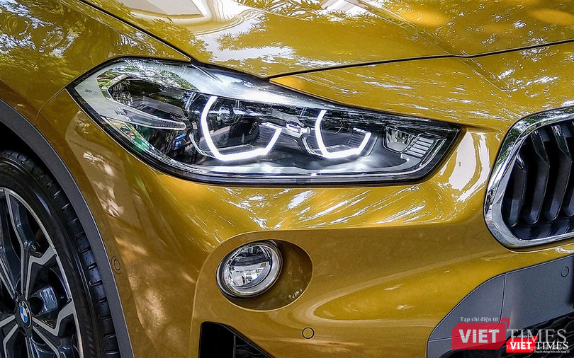 Cụm đèn pha Bi-LED nổi bật với dải LED ban ngày với phong cách Angel Eyes đặc trưng của BMW, kết hợp với đèn sương mù phía dưới thiết lập đặc điểm nhận dạng đặc trưng của gia đình X-Series.