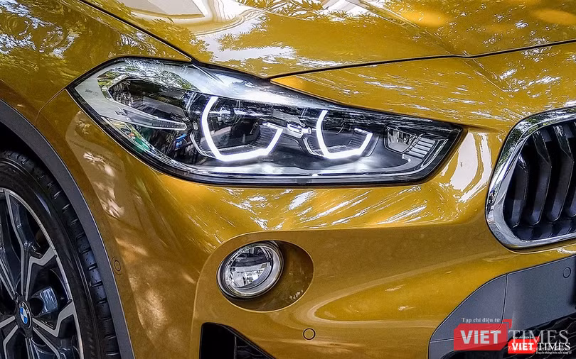 Cụm đèn pha Bi-LED nổi bật với dải LED ban ngày với phong cách Angel Eyes đặc trưng của BMW, kết hợp với đèn sương mù phía dưới thiết lập đặc điểm nhận dạng đặc trưng của gia đình X-Series.