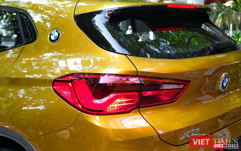 Cụm đèn hậu LED là sự cộng hưởng của đường viền ánh sáng hình chữ T của dòng X-Series và hình chữ L quen thuộc của dòng BMW Coupe.