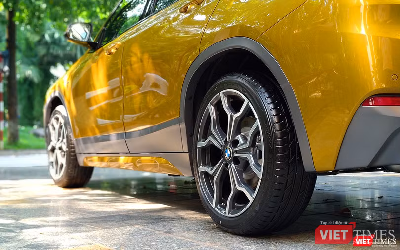 La-zăng hợp kim 19 inch đến từ phân nhánh độ xe M Performance sẽ là trang bị tiêu chuẩn trên phiên bản X2 M Sport X được phân phối tại Việt Nam trong thời gian tới đây.