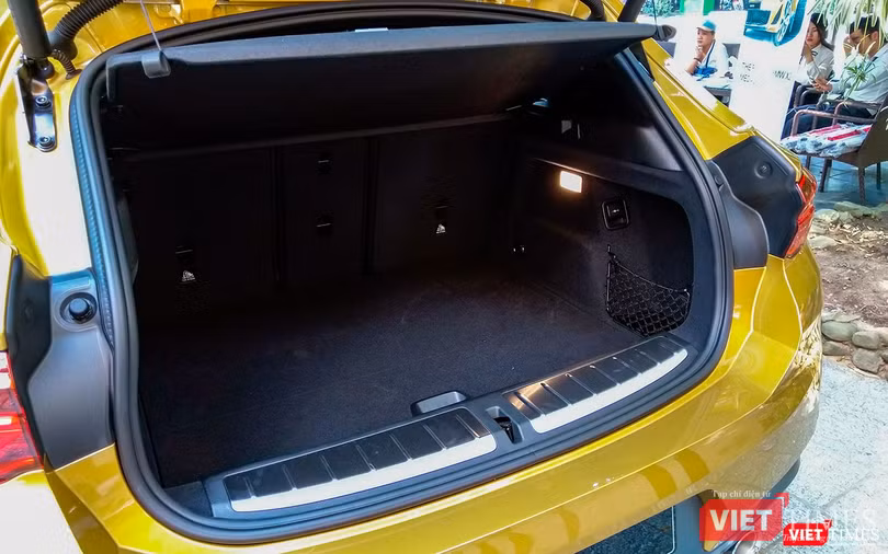 Khoang hành lý có thể tích 470 lít bao gồm 2 tầng ngăn cách bằng nắp đậy. Nút mở cốp nằm ngay trong logo BMW ở phía sau. Cốp xe được đóng mở tự động thông thông qua nút bấm hoặc thao tác đá chân.