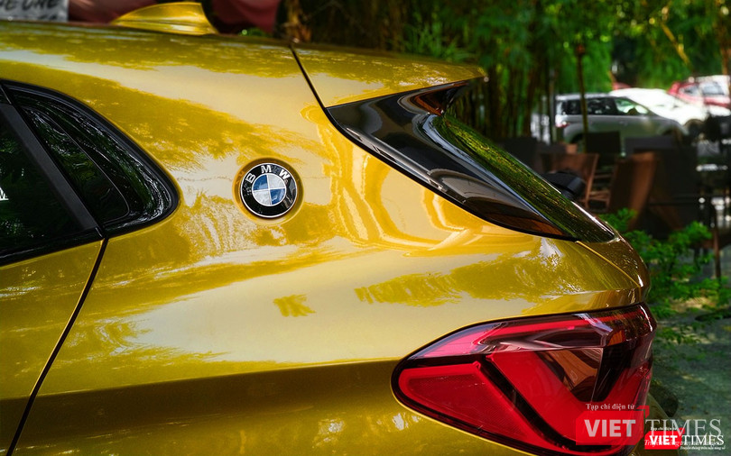 Ngoài hai logo BMW ở phần đầu và đuôi xe, BMW X2 còn được bổ sung thêm hai logo BMW nữa ở hai bên cột trụ C gợi nhớ tới thiết kế của những chiếc BMW coupe cổ điển như 2000 CS và 3.0 CSL.