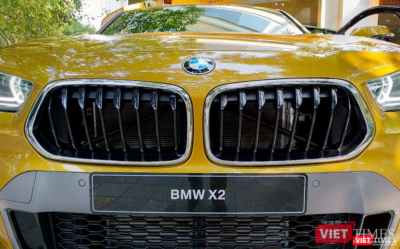 Đặc biệt, nổi bật nằm ở đầu xe với cụm lưới tản nhiệt hình hai quả thận được thiết kế phá cách lộn ngược so với kiểu dáng truyền thống. Mặt trước của các thanh lưới tản nhiệt màu đen với độ tương phản và độ bóng cao đi kèm viền crôm tôn lên sự mạnh mẽ.