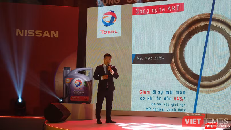 Đại diện của Total Việt Nam giới thiệu những ưu điểm của dòng sản phẩm dầu nhớt mới.