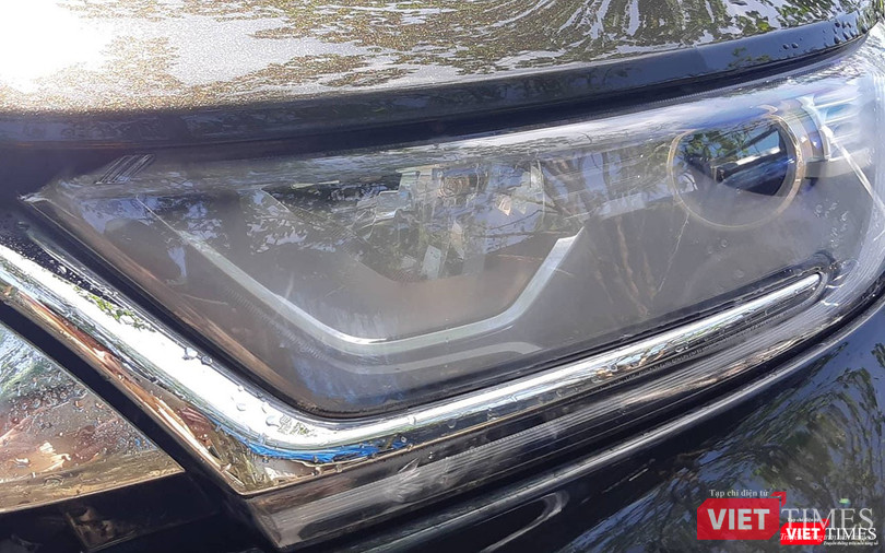 Chóa đèn gần như bị bao phủ bởi lớp hơi nước bị tích tụ bên trong. Chóa đèn gần như bị bao phủ bởi lớp hơi nước bị tích tụ bên trong.