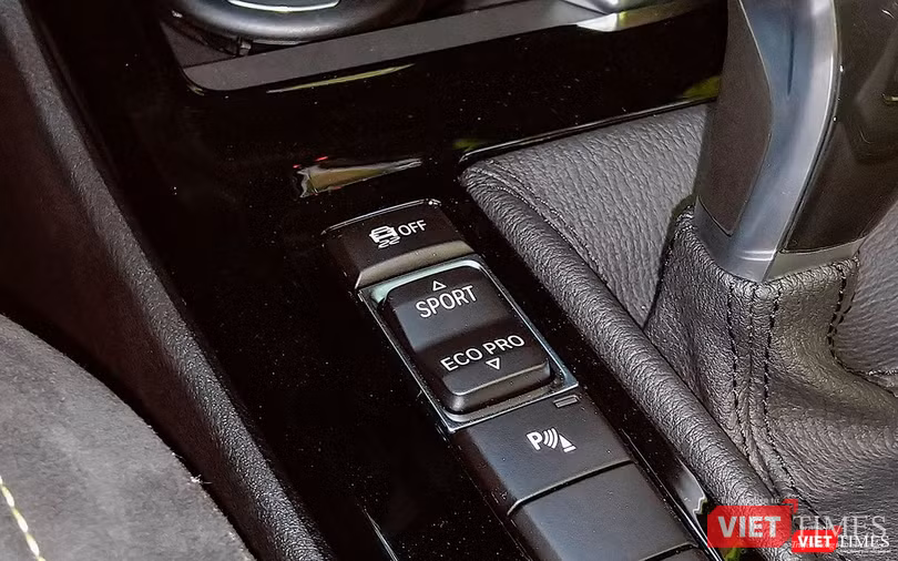 BMW X2 có hệ thống chuyển đổi chế độ vận hành Driving Experience Control cho phép người lái lựa chọn các chế độ như Comfort, Eco Pro và Sport. Bên cạnh đó, nó còn được trang bị hệ thống lùi chuồng bán tự động.