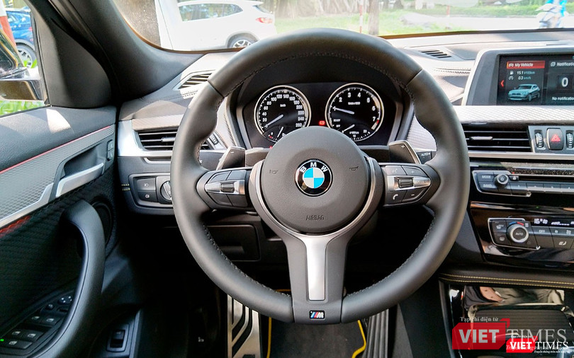 Do là phiên bản M Sport X nên X2 sở hữu bộ vô-lăng thể thao 3 chấu với logo M xuất hiện ở phía dưới.