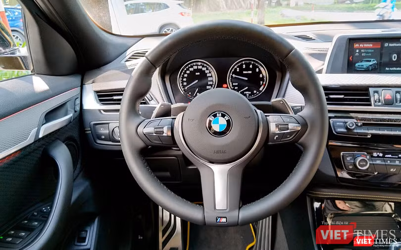 Do là phiên bản M Sport X nên X2 sở hữu bộ vô-lăng thể thao 3 chấu với logo M xuất hiện ở phía dưới.