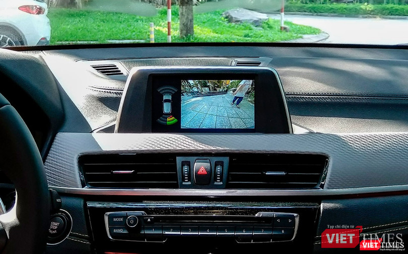 Hệ thống màn hình hiển thị màu có độ phân giải cao cho phép người sử dụng quan sát rõ ràng các chi tiết ở phía sau khi chuyển sang chế độ lùi.