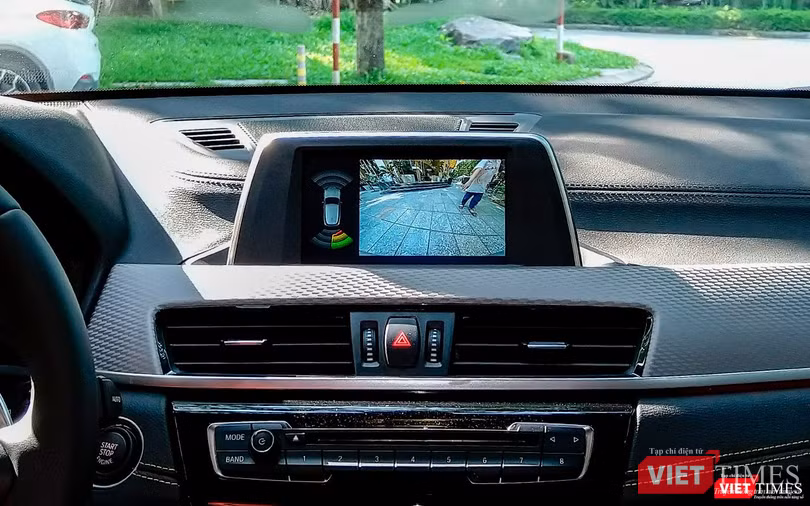 Hệ thống màn hình hiển thị màu có độ phân giải cao cho phép người sử dụng quan sát rõ ràng các chi tiết ở phía sau khi chuyển sang chế độ lùi.