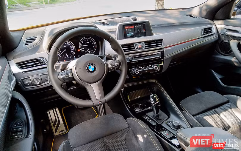 Khoang lái của BMW X2 được chia sẻ thiết kế với người em X1 nhưng được làm mới ở một chi tiết như cần số, cụm đồng hồ. Bên cạnh đó, X2 còn sở hữu hệ thống đèn viền nội thất có thể tự thay đổi 6 màu sắc khác nhau.
