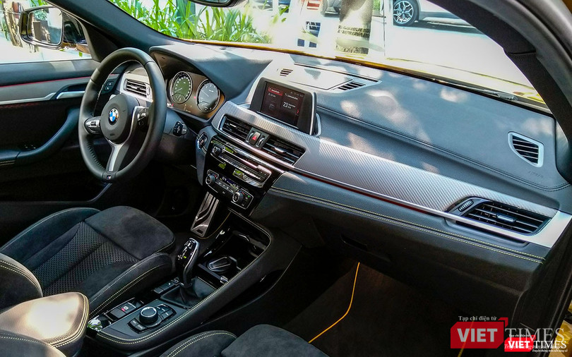 BMW X2 được trang bị nội thất ghế da Alcantara pha nỉ, chỉnh điện và nhớ 2 vị trí, điều hòa tự động 2 vùng độc lập, màn hình trung tâm không cảm ứng và được điều chỉnh qua tổ hợp núm xoay ở phía dưới. Cửa sổ trời là trang bị tùy chọn.
