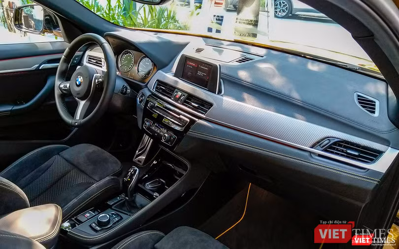 BMW X2 được trang bị nội thất ghế da Alcantara pha nỉ, chỉnh điện và nhớ 2 vị trí, điều hòa tự động 2 vùng độc lập, màn hình trung tâm không cảm ứng và được điều chỉnh qua tổ hợp núm xoay ở phía dưới. Cửa sổ trời là trang bị tùy chọn.