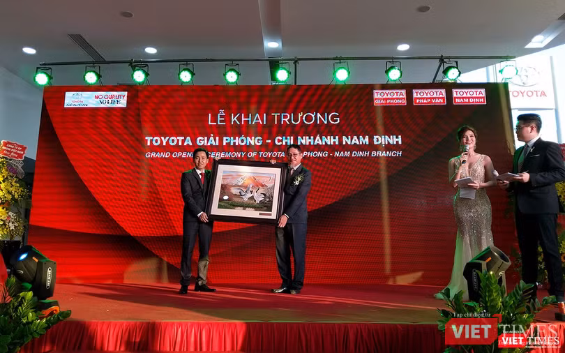 Ông Toru Kinoshita – Tổng Giám đốc Toyota Việt Nam trao kỷ niệm chương cho đại lý Toyota Giải Phóng - chi nhánh Nam Định